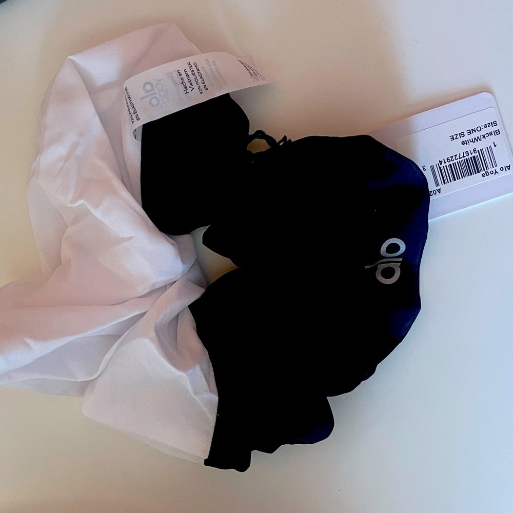 SHIPS FREE! ALO yoga oversized scrunchie—black and white combo